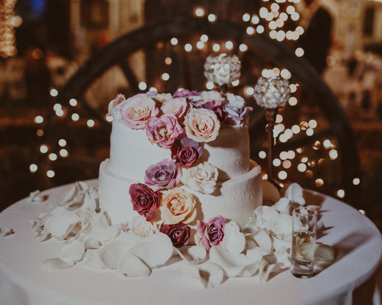 Красивый свадебный торт украшен розами