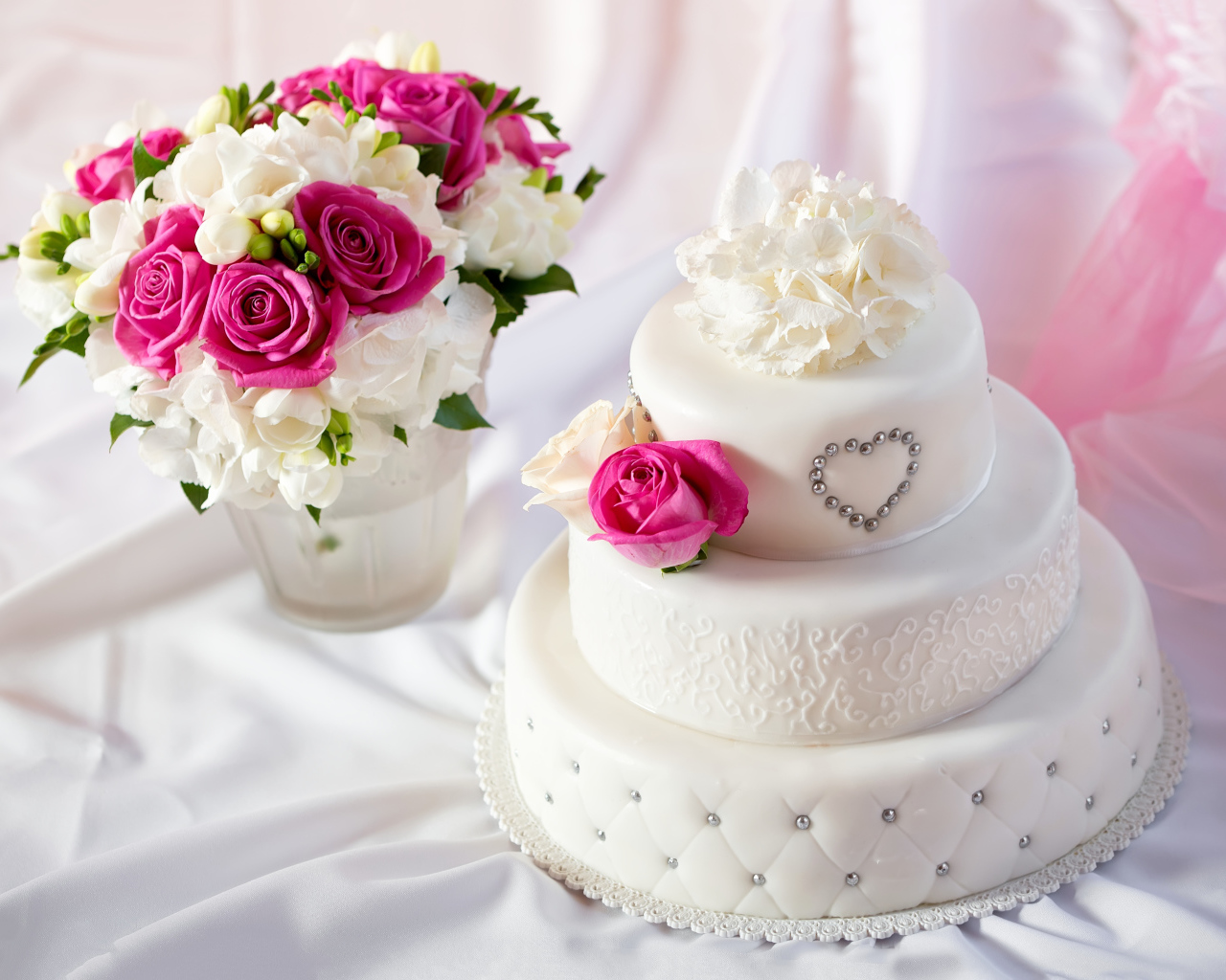 Красивый свадебный торт с букетом цветов на белом фоне