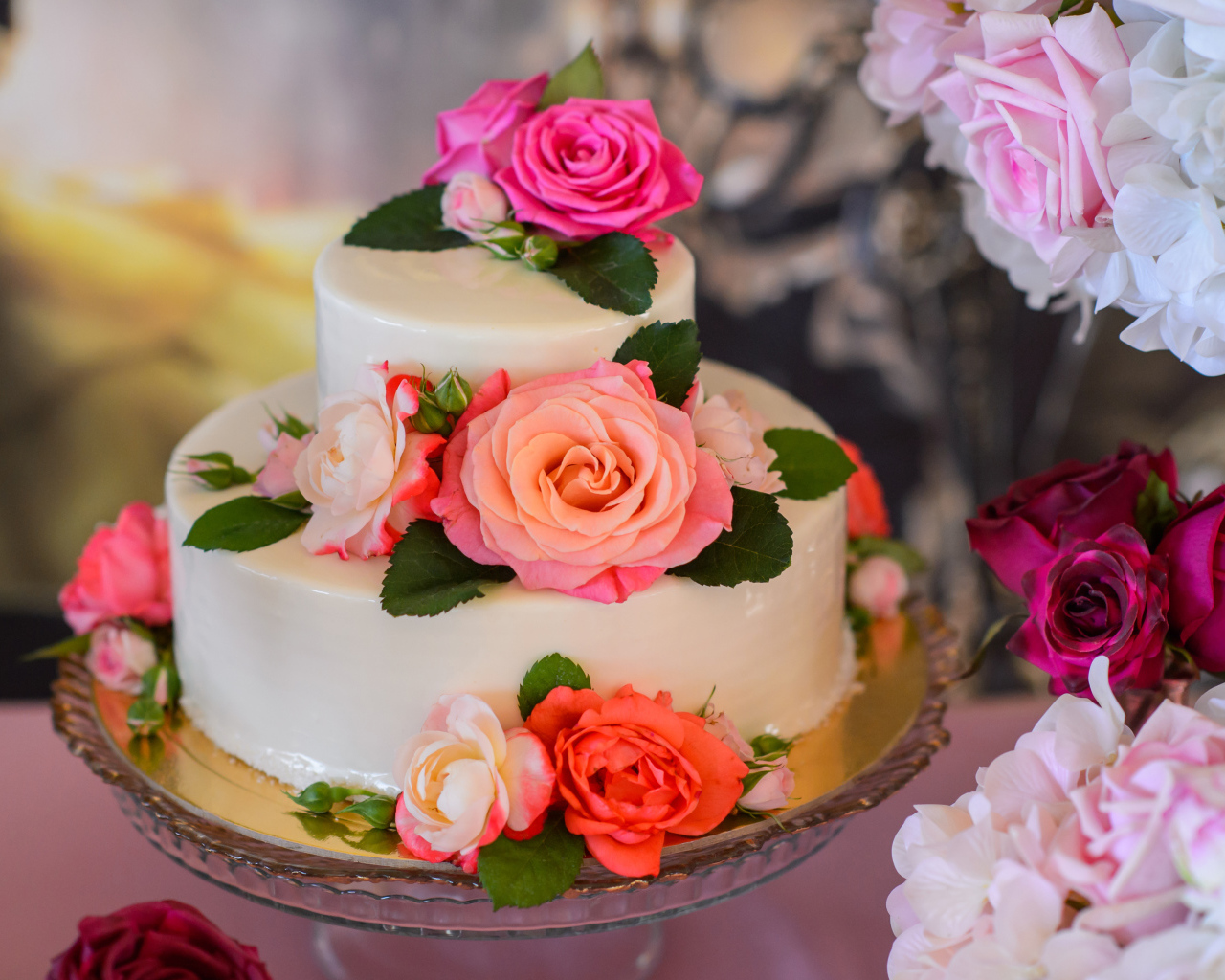 Красивый свадебный торт с розами