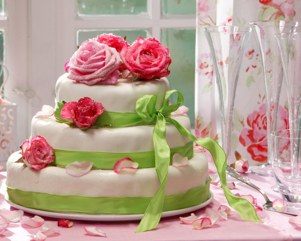 Красивый свадебный торт с розами и лентой