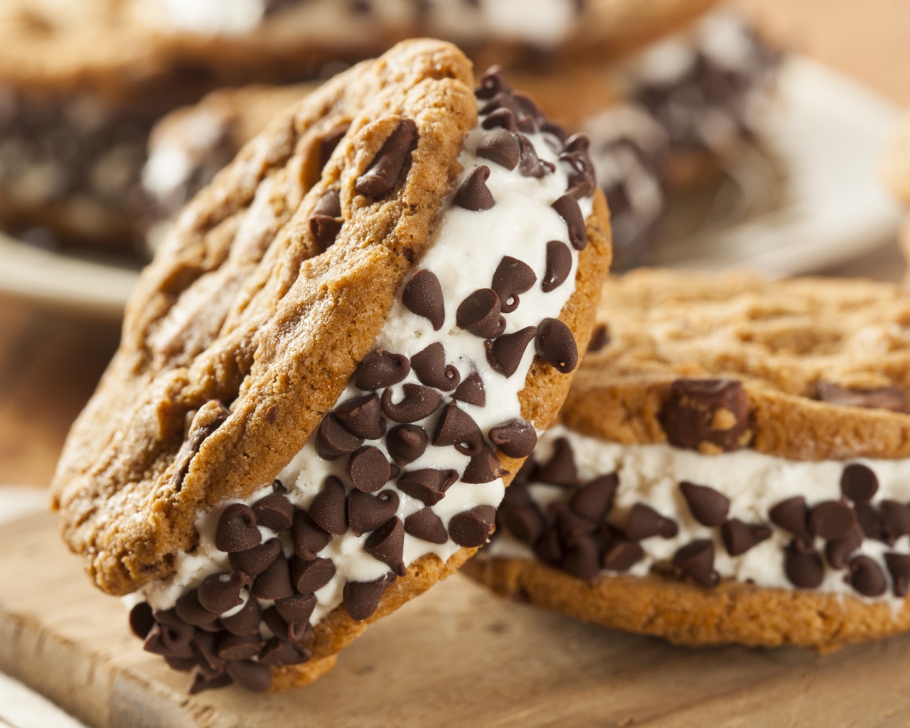 Печенье с белой начинкой и кусочками шоколада