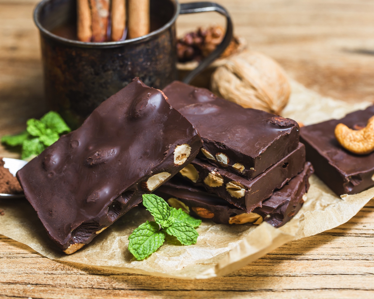 Черный шоколад с орехами на столе 