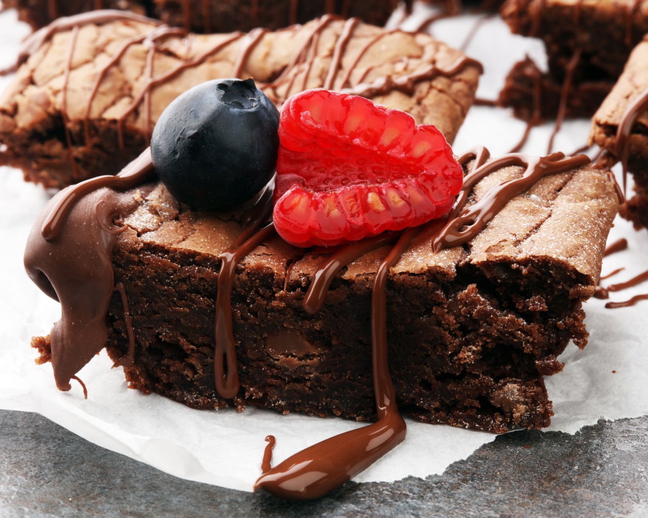 Пирожное брауни с шоколадом и ягодами малины и черники 
