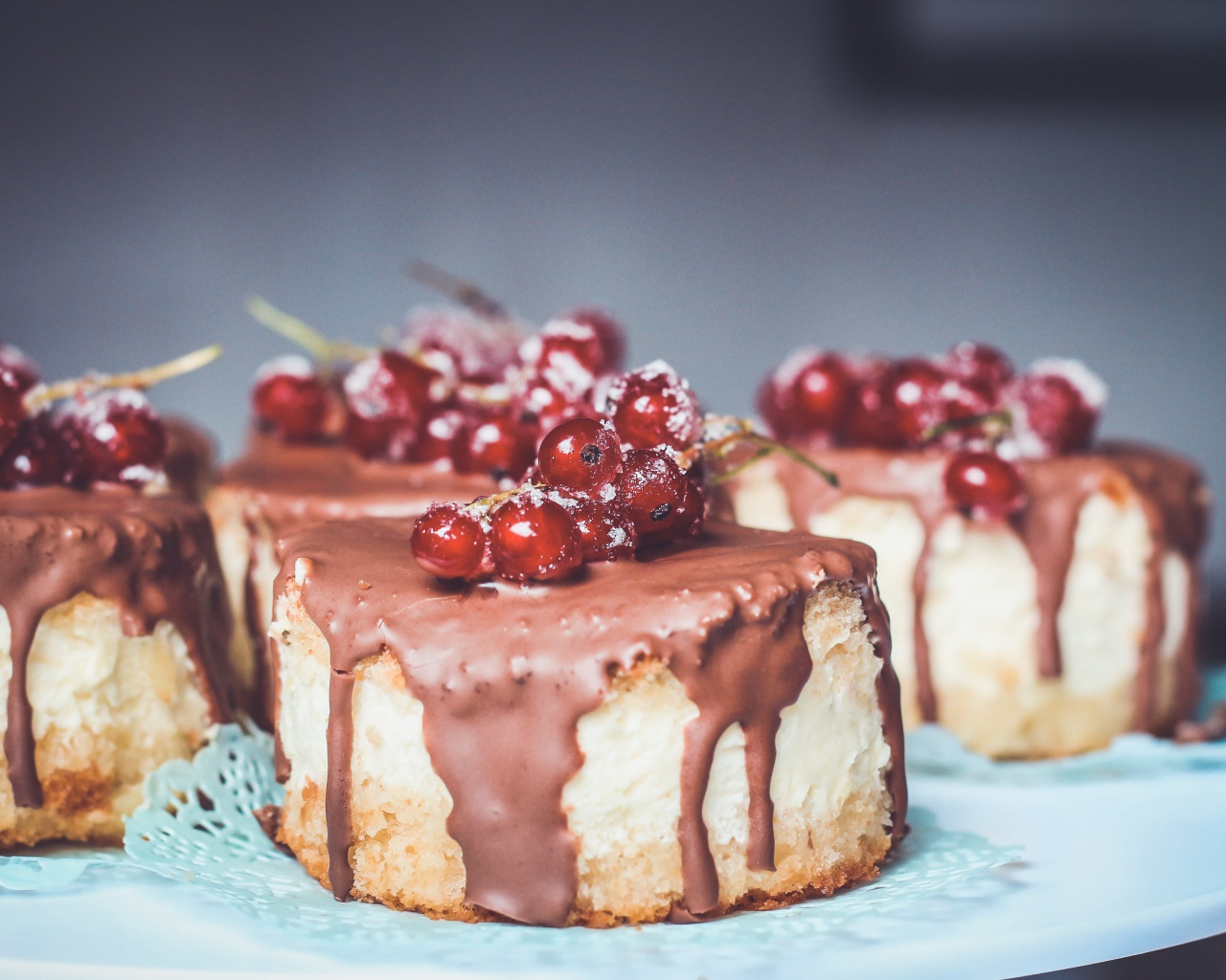 Пирожное в глазури с ягодами красной смородины