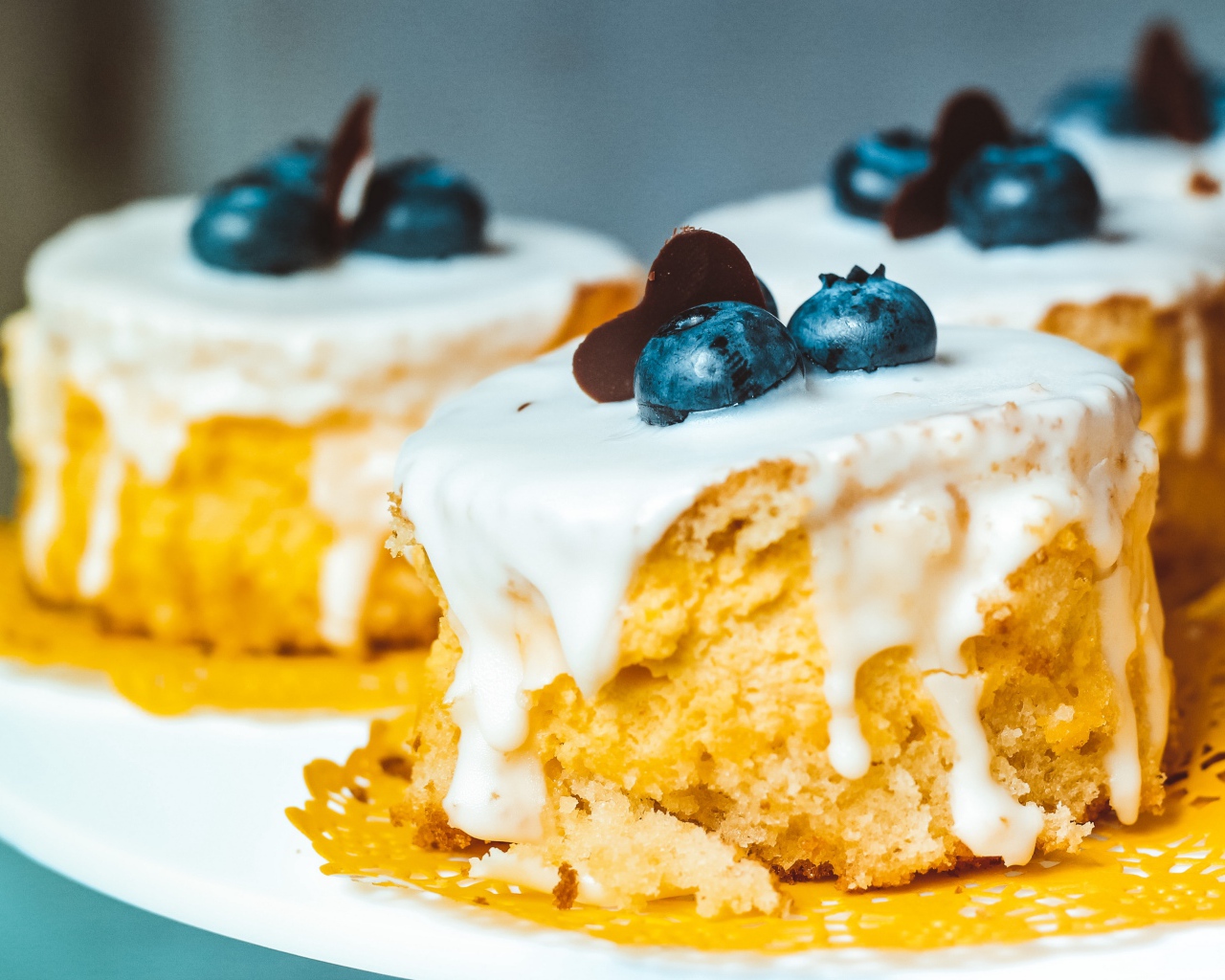 Пирожное в глазури с ягодами черники 