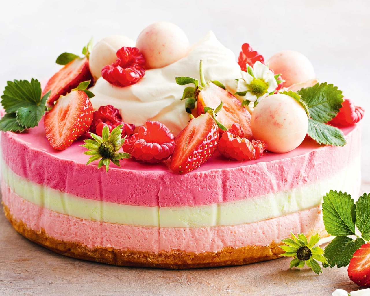 Торт мусс с ягодами клубники и малины