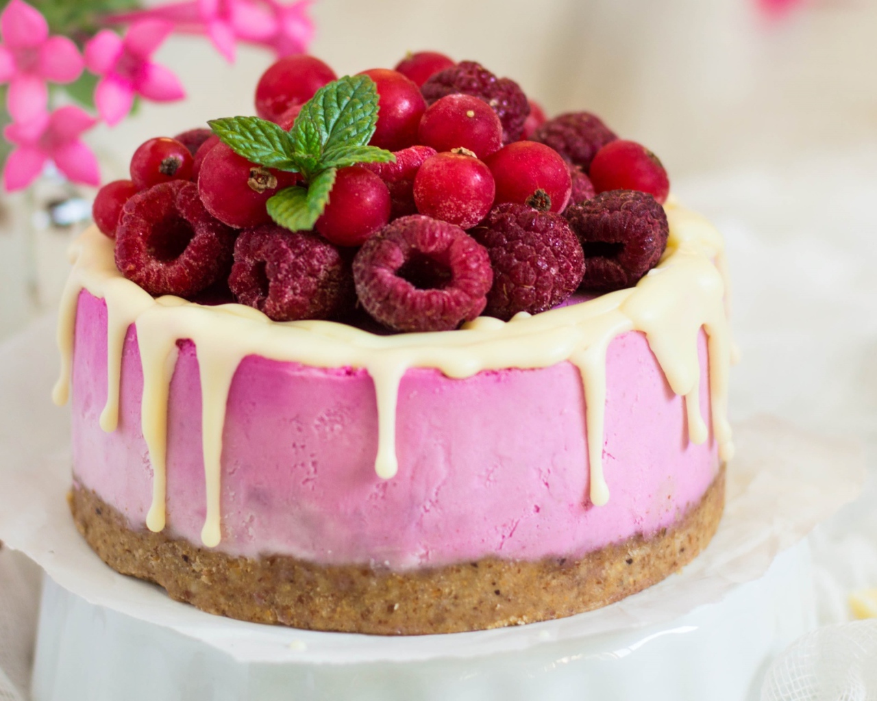 Пирожное с суфле и ягодами малины и клюквы