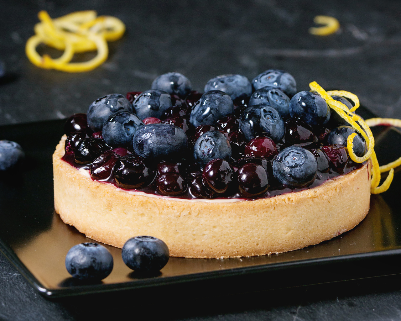 Пирог с ягодами черники и вареньем