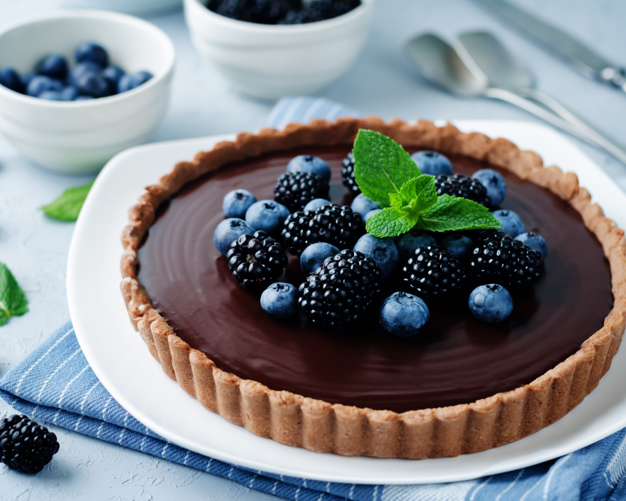 Пирог с шоколадом и ягодами черники и ежевики 