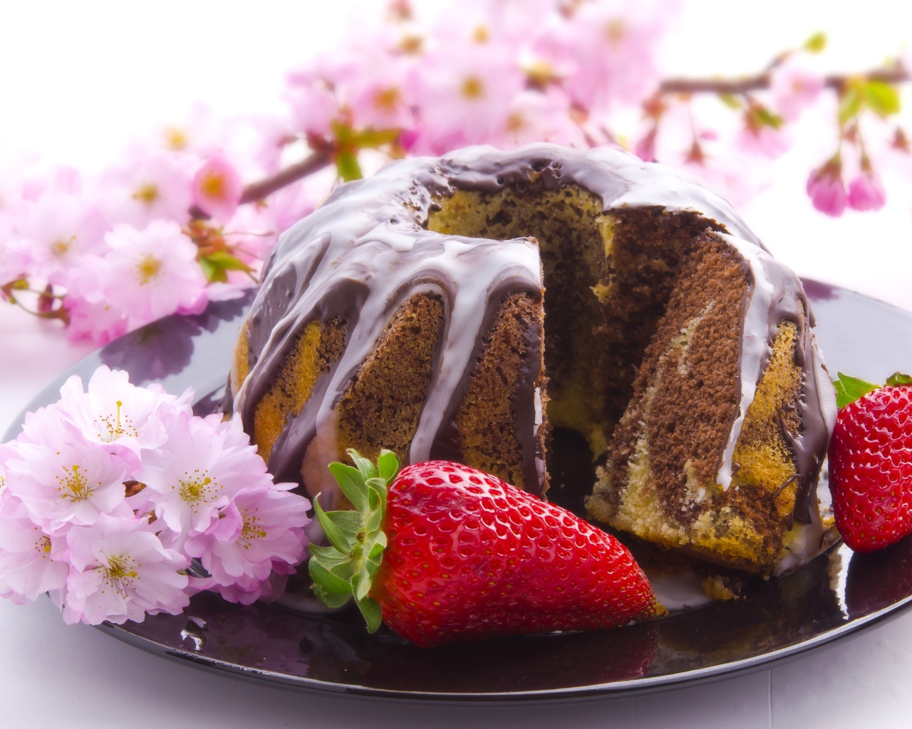 Пирог с шоколадом и клубникой на блюде с розовыми цветами