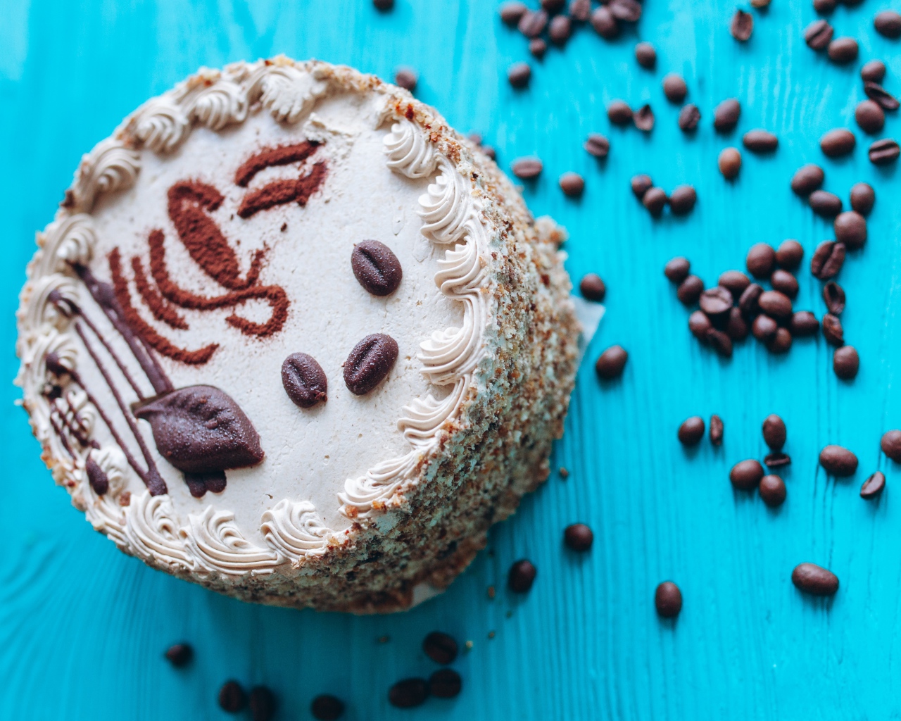 Торт с кофейными зернами на голубом фоне