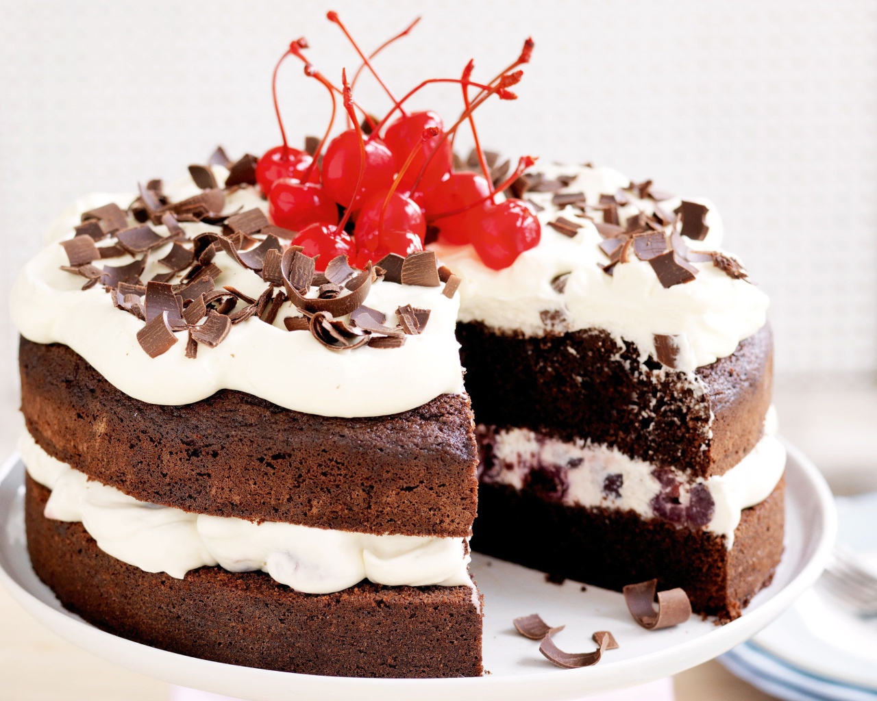 Торт с кремом, шоколадной стружкой и вишнями