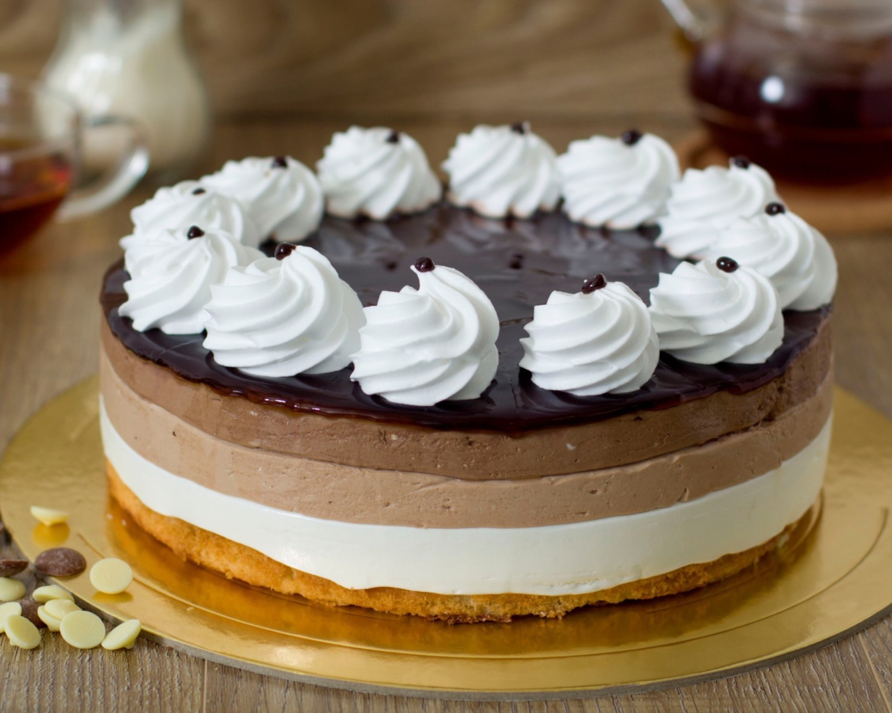 Торт - мусс с шоколадом и безе на столе 