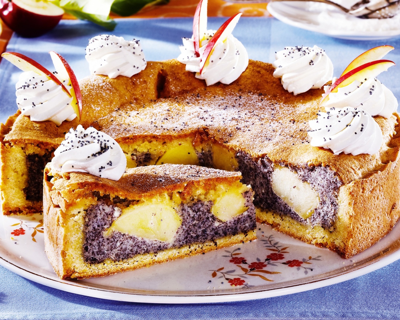 Пирог с маком и яблоками на столе 