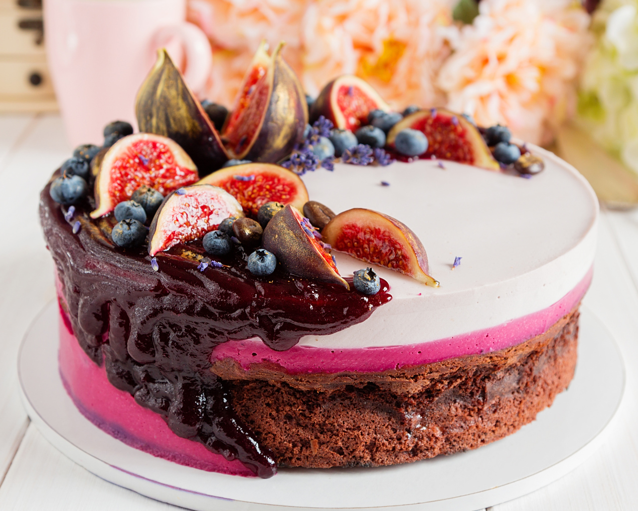 Торт с суфле, джемом, ягодами черники и кусочками инжира