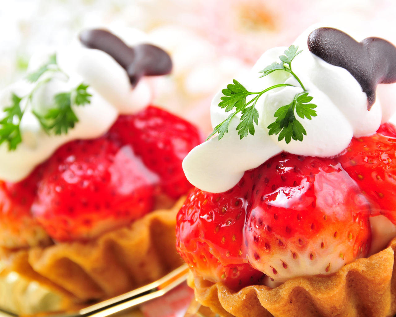 Пирожное с ягодами клубники, сливками и шоколадом