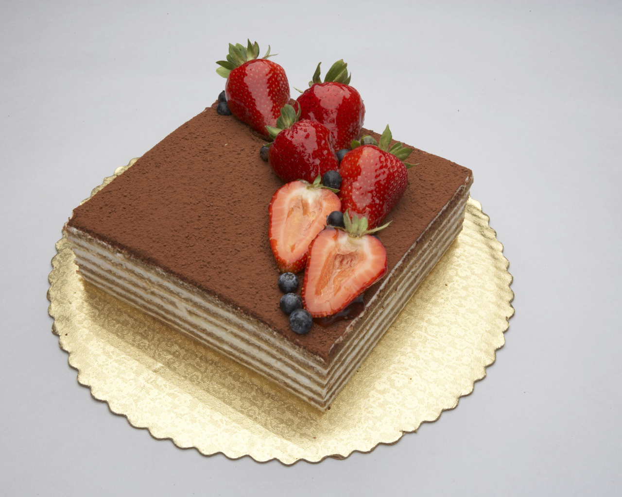 Торт с клубникой и черникой и шоколадом 