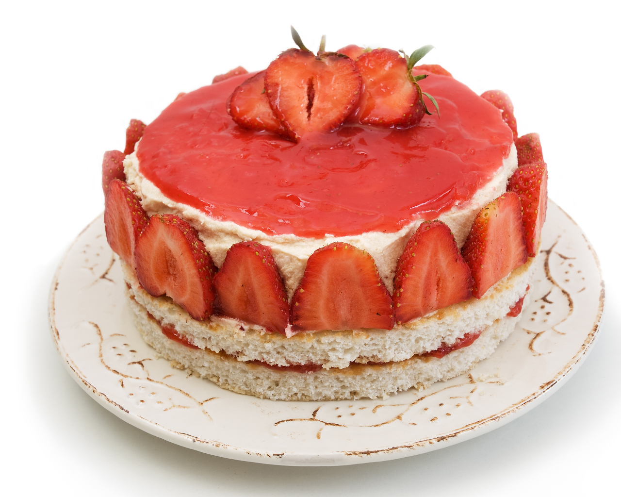 Торт с клубникой на белом фоне 