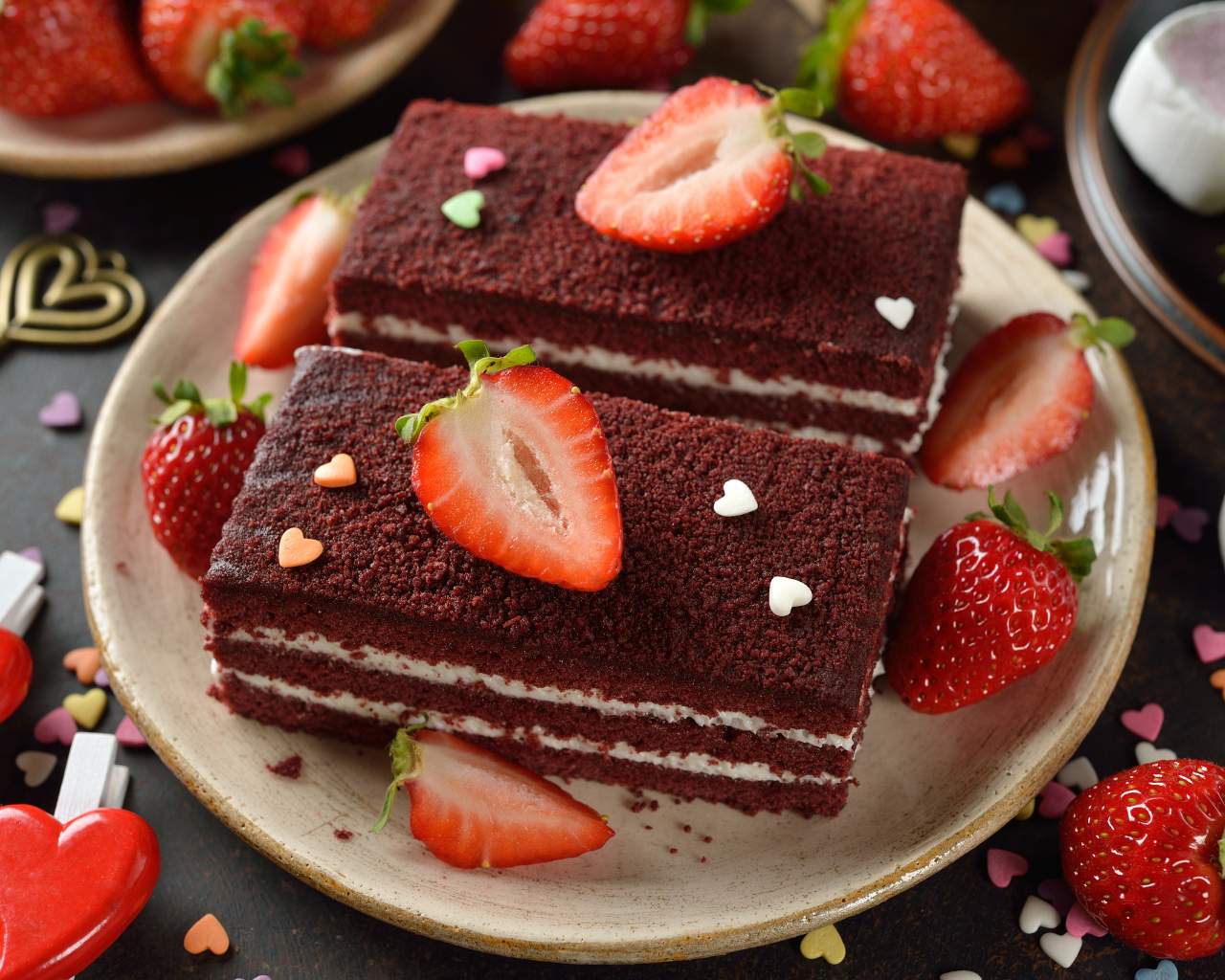 Пирожное с ягодами клубники на столе 