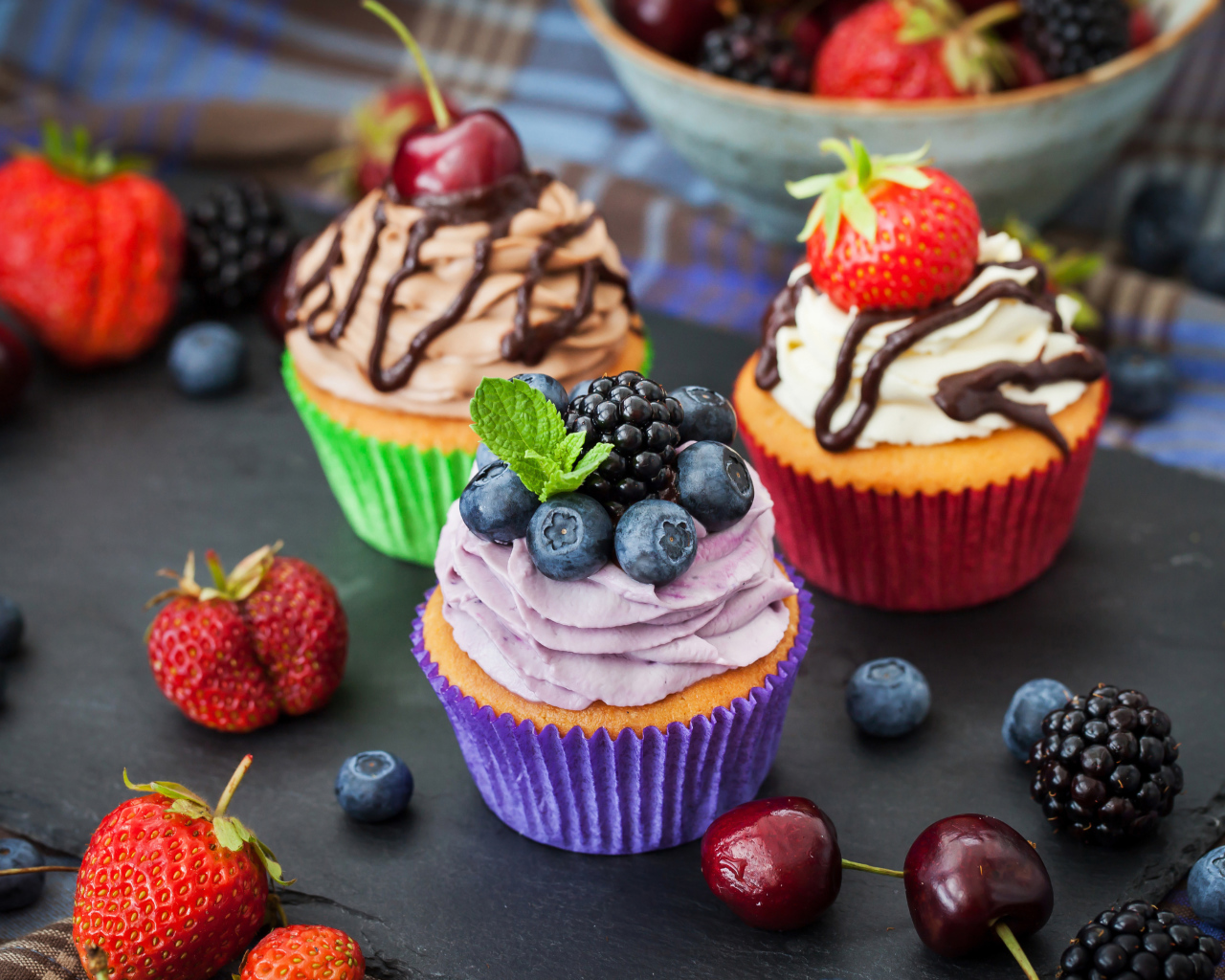 Капкейки с кремом, ягодами черники, клубники, ежевики и черешни