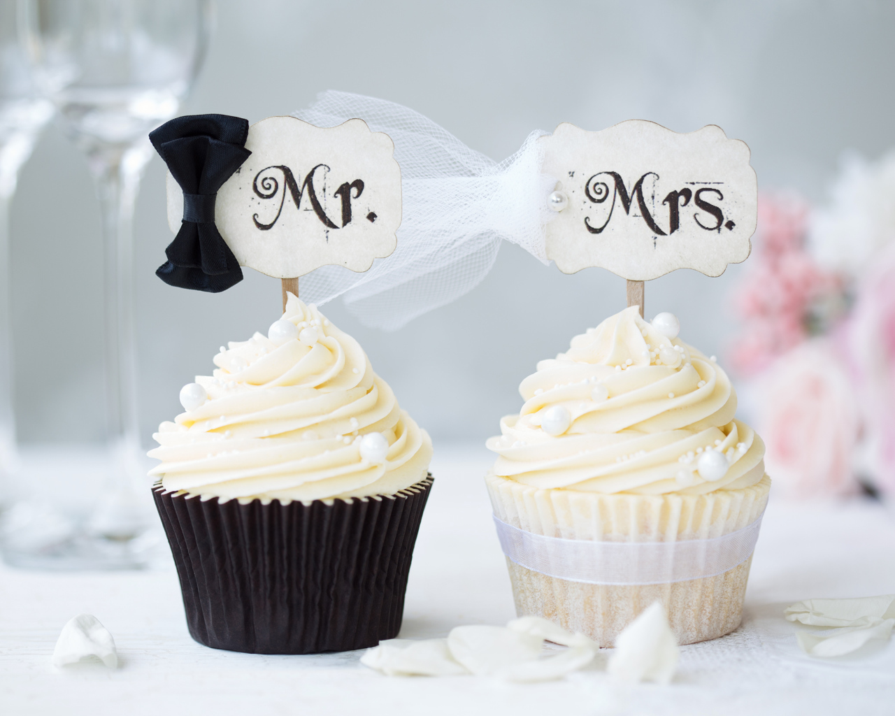 Капкейки с кремом для жениха и невесты