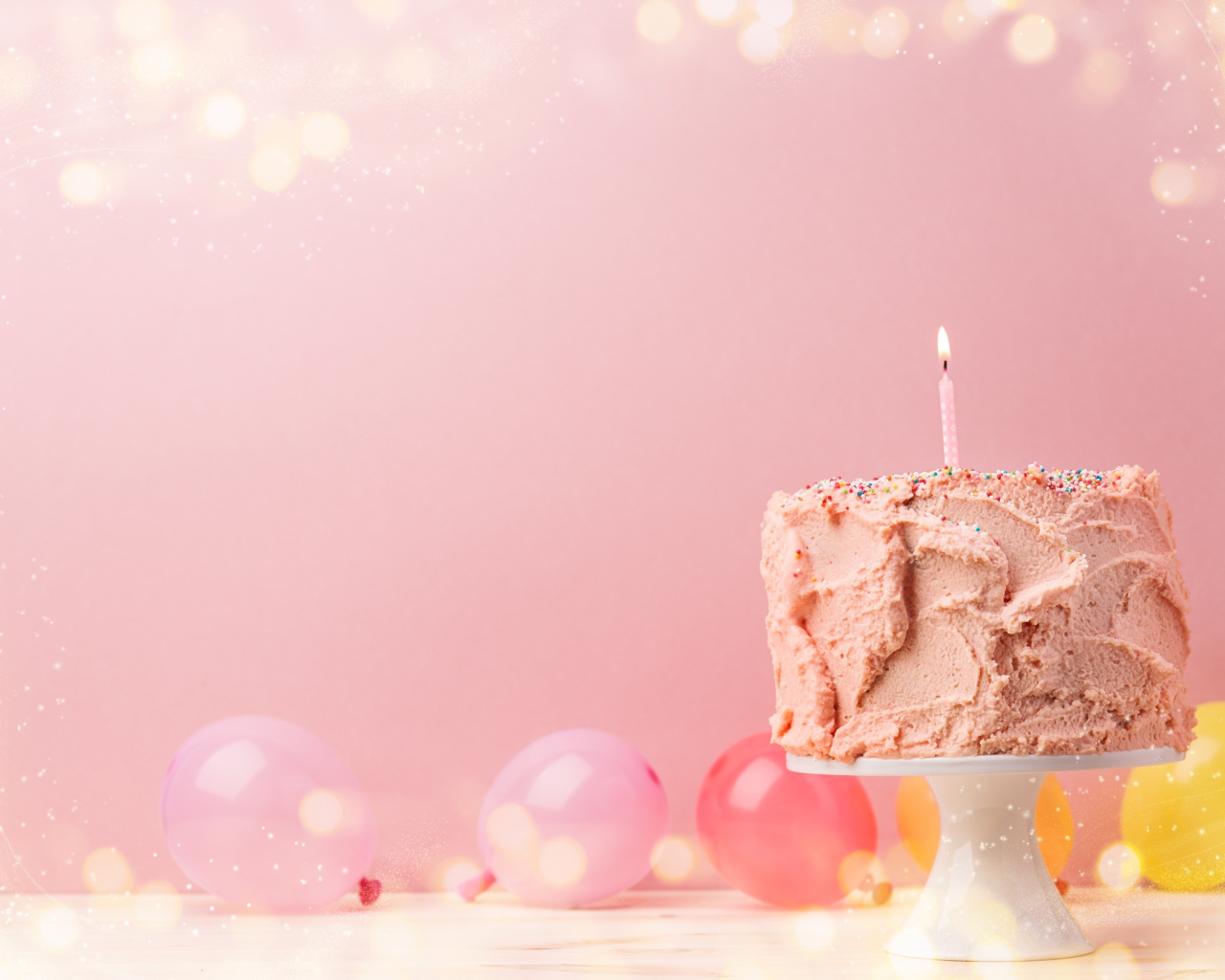 Праздничный торт с воздушными шарами на розовом фоне