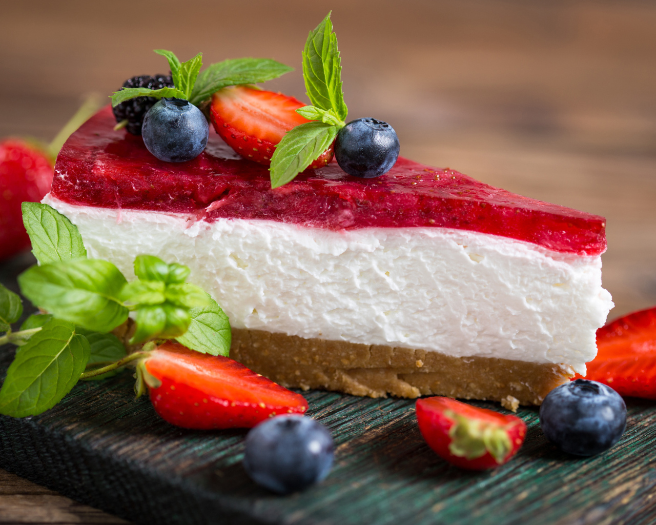 Чизкейк с черникой, клубникой и мятой
