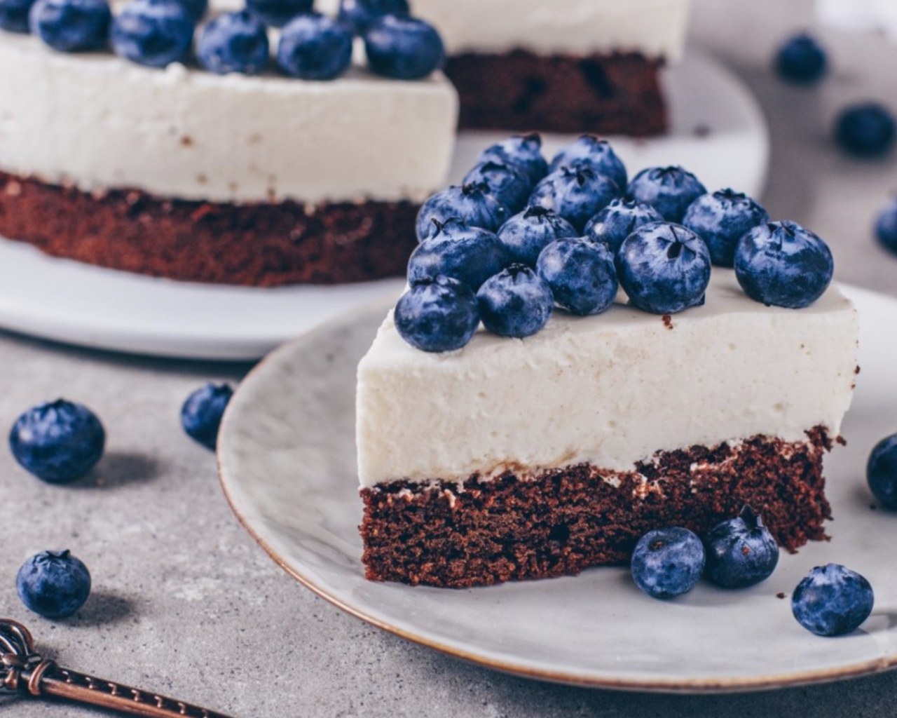 Чизкейк с ягодами черники на тарелке