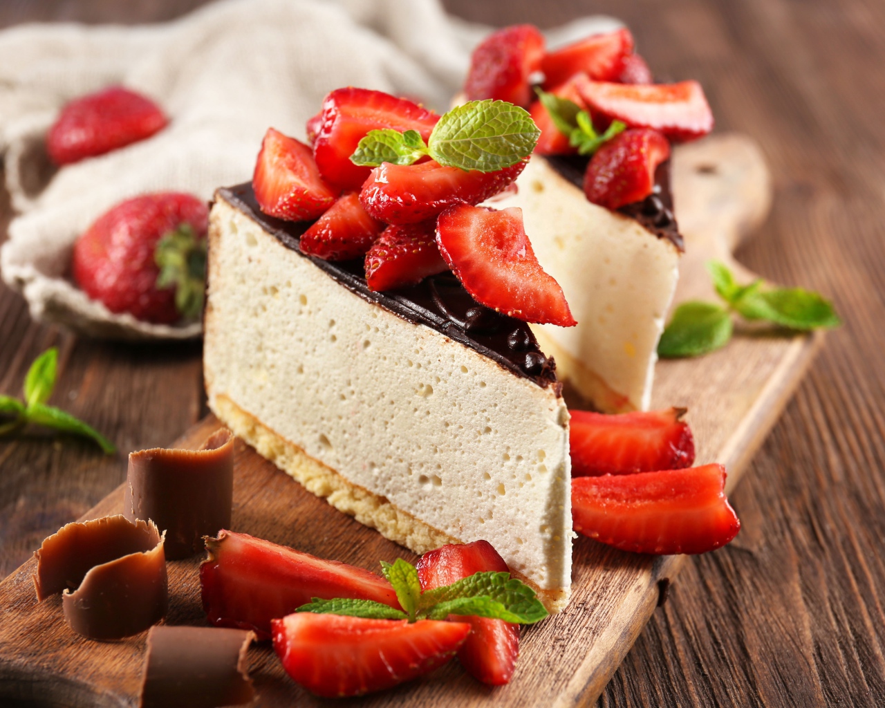 Чизкейк с шоколадом и ягодами клубники 