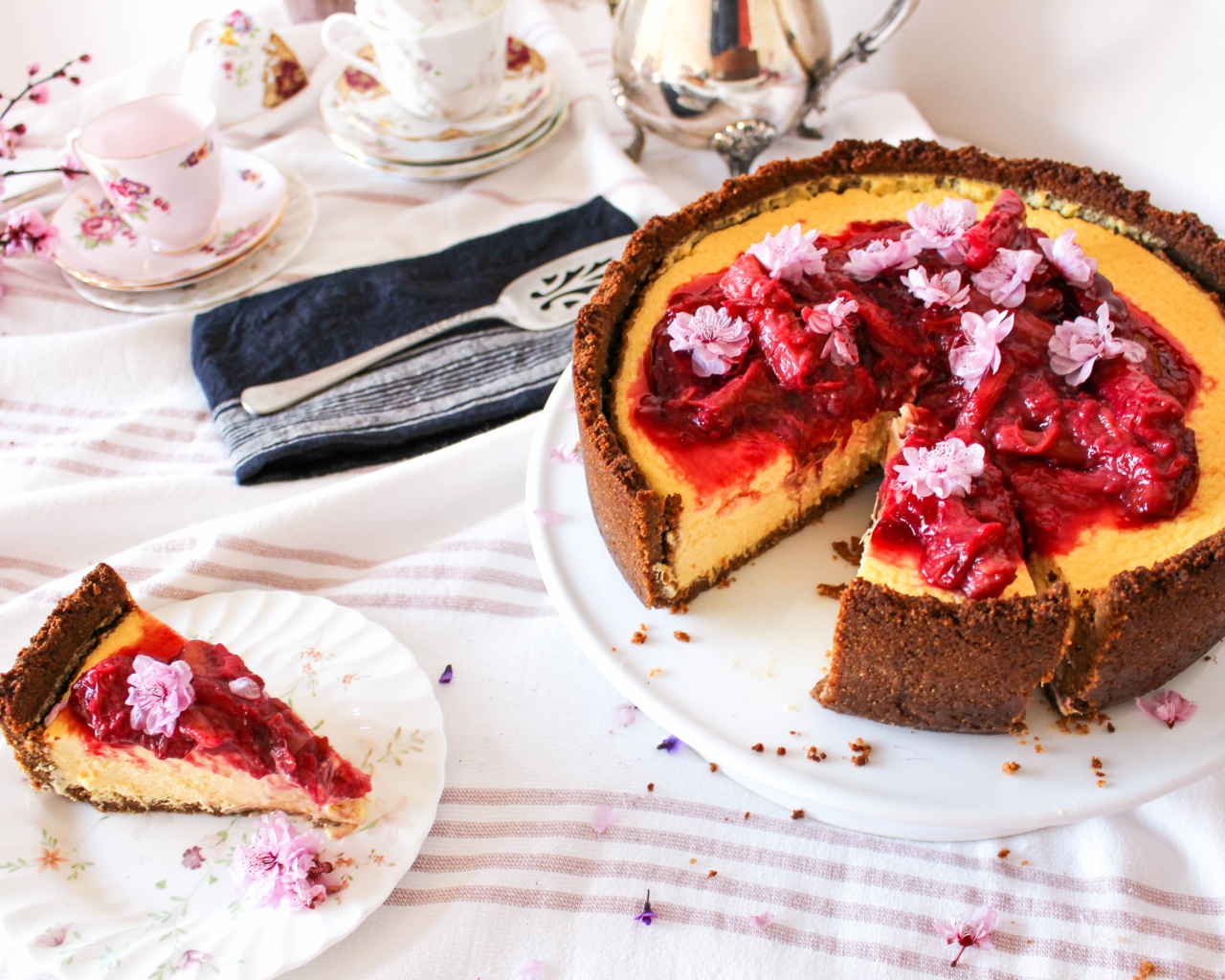 Чизкейк с вареньем на столе 