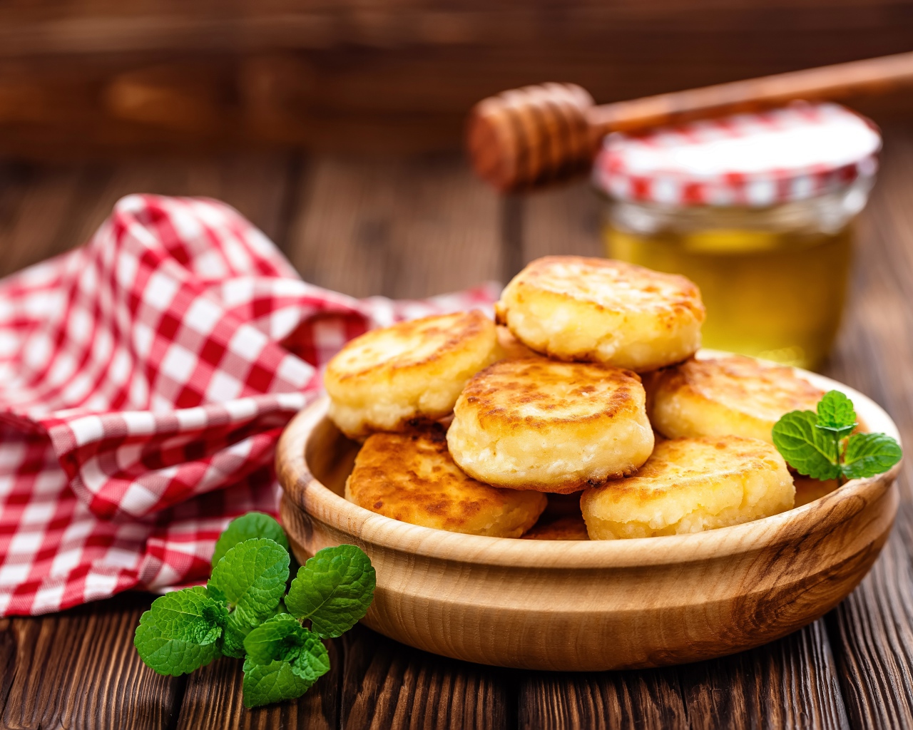 Сырники на столе с медом