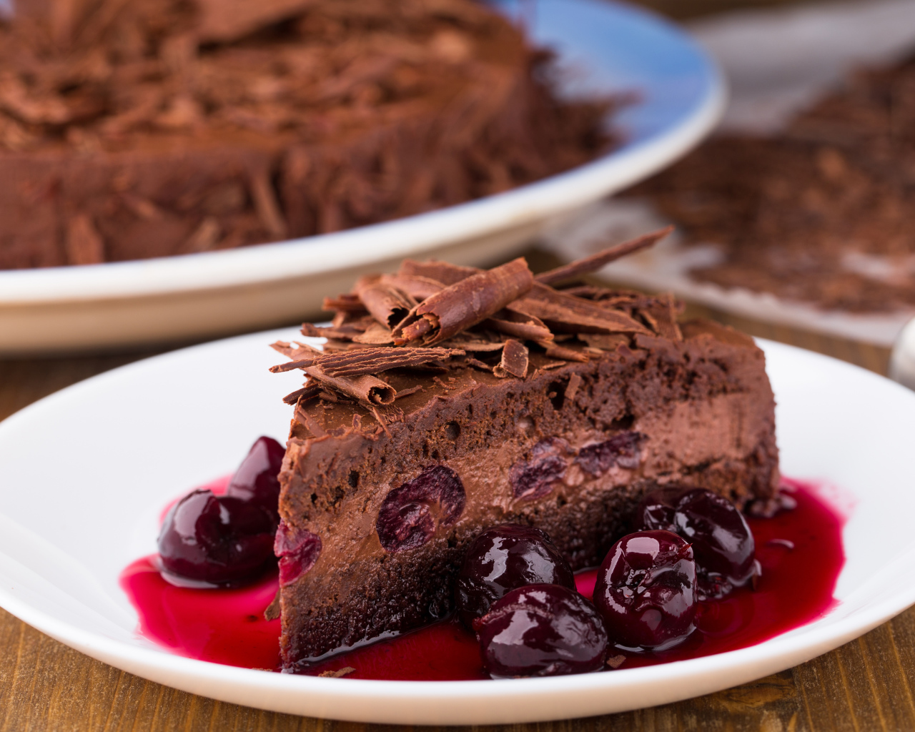 Шоколадный пирог с вишневым вареньем на белой тарелке