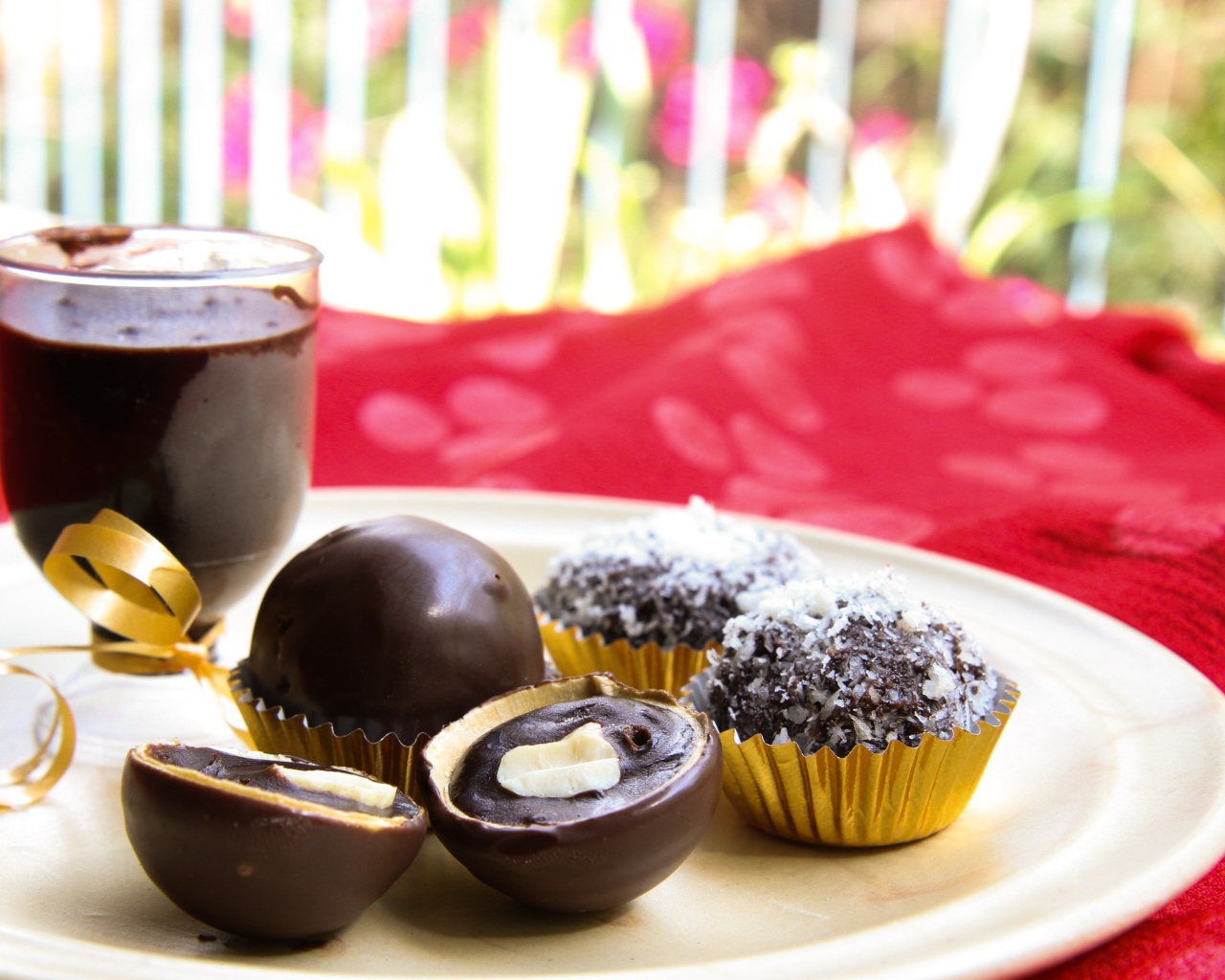 Шоколадные круглые конфеты на белой тарелке 