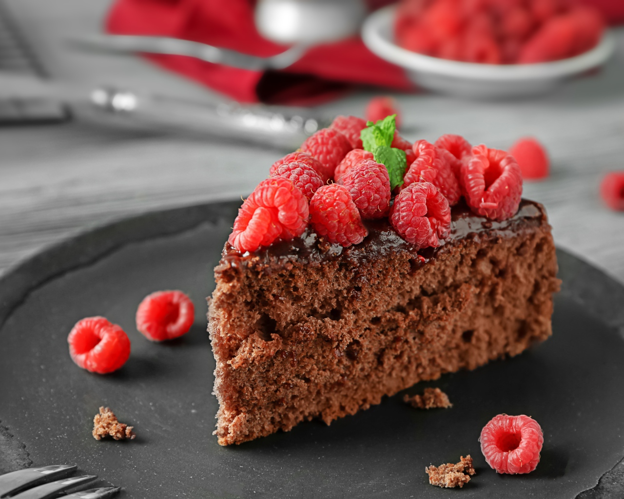 Шоколадное аппетитное пирожное со свежей малиной