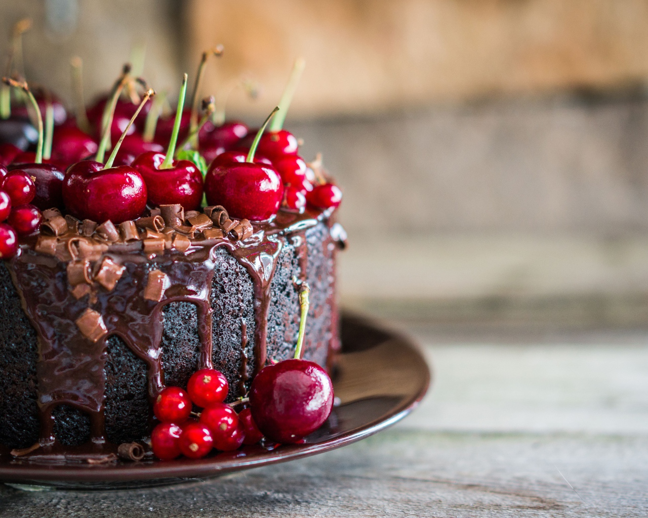 Шоколадный торт с ягодами вишни и красной смородины