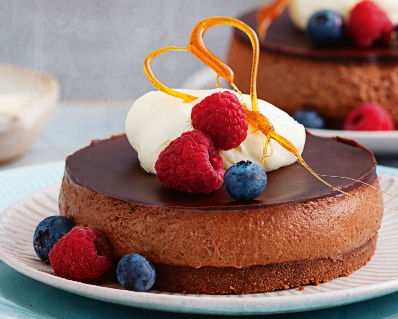 Шоколадное пирожное с ягодами клубники и черники