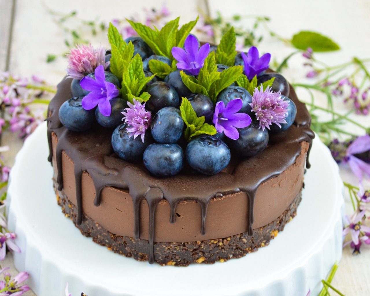 Шоколадный торт с ягодами черники и цветами 