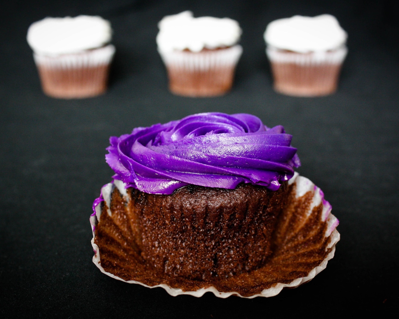 Шоколадный кекс с фиолетовым кремом