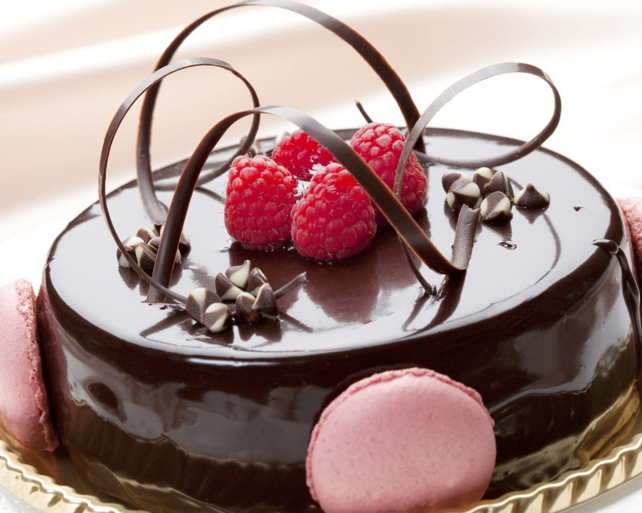 Торт в шоколаде с малиной 