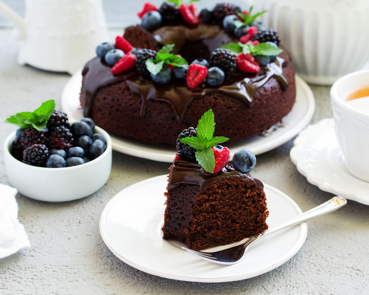 Шоколадный кекс с глазурью и ягодами