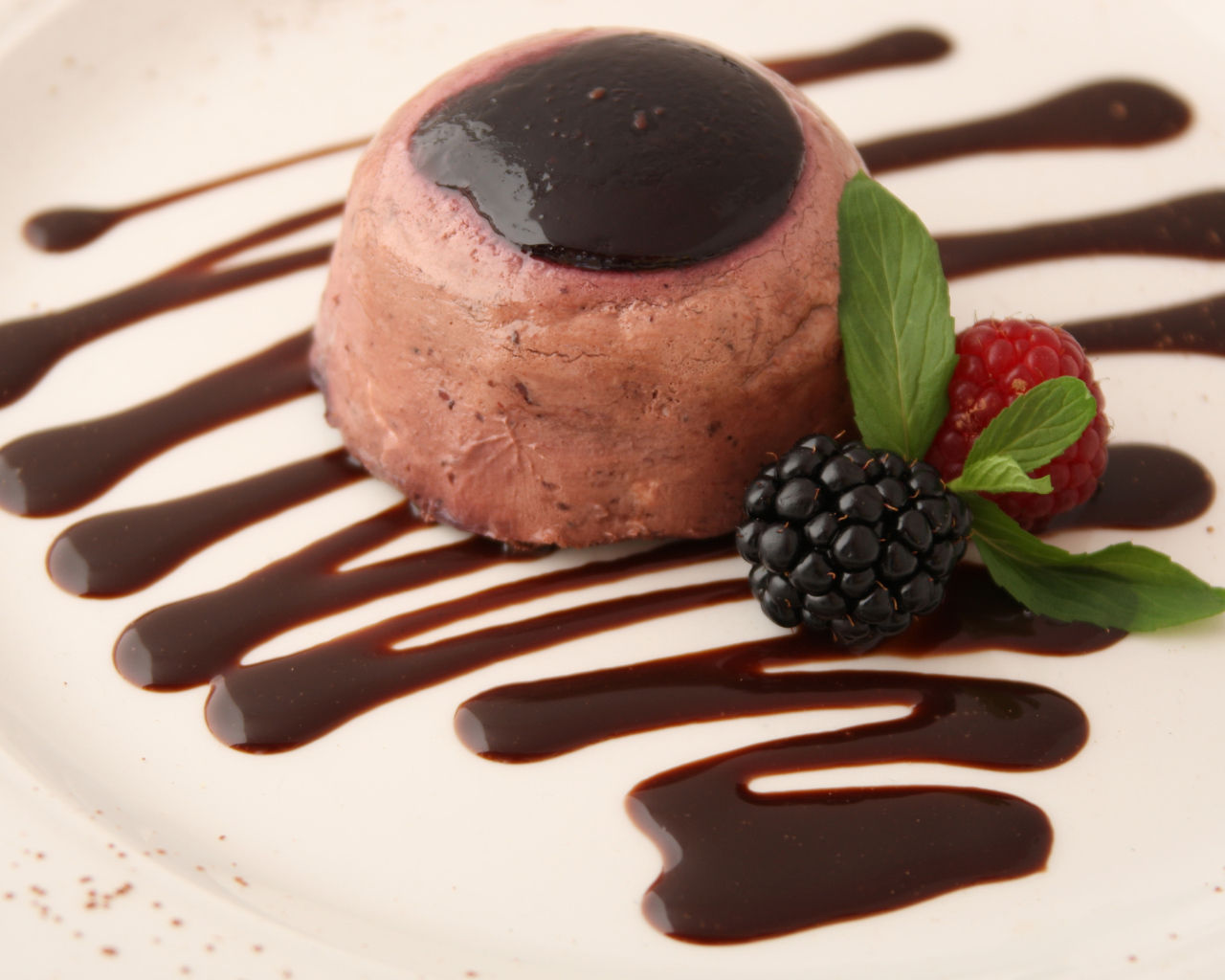 Шоколадный десерт с ягодами черники и малины