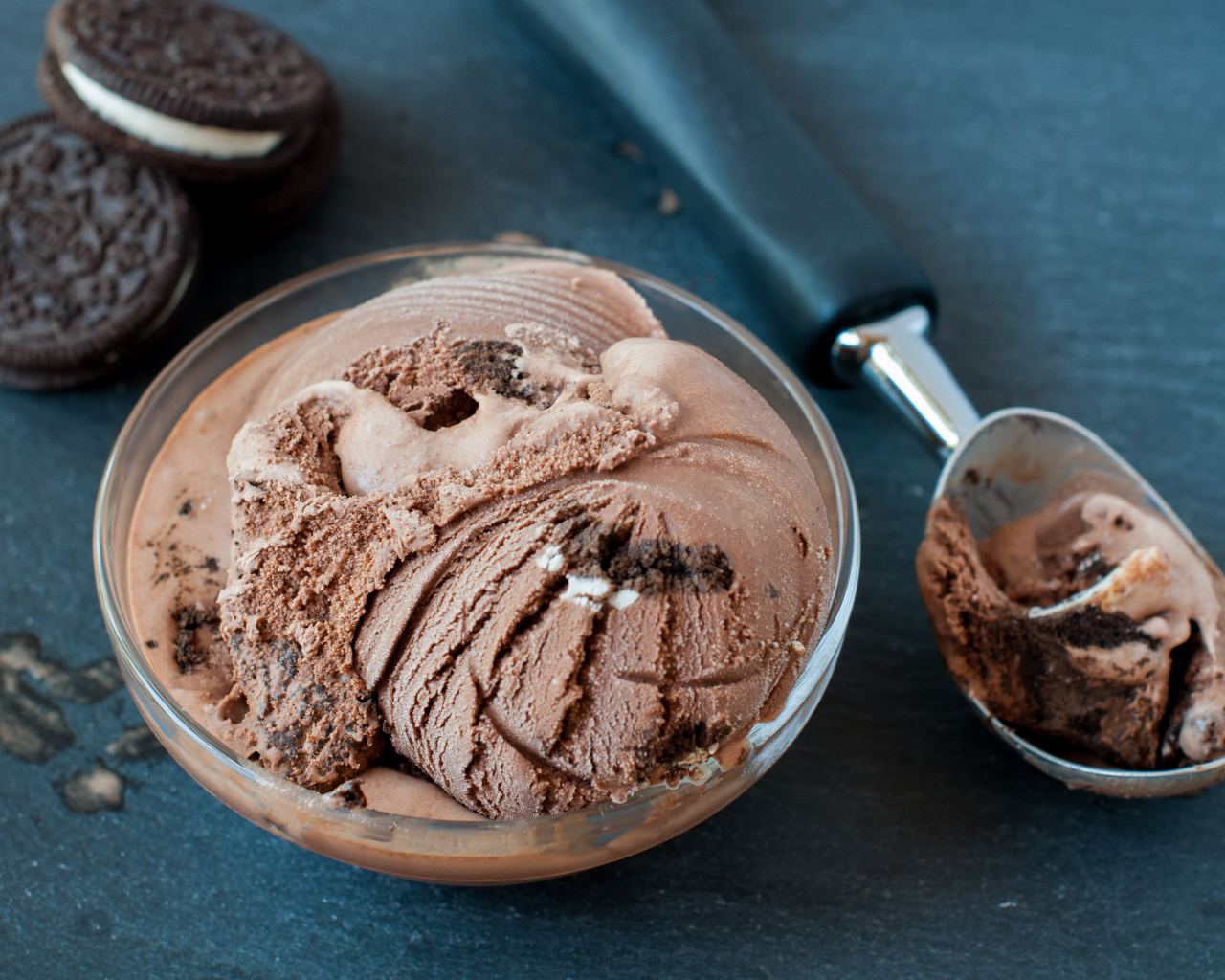 Шоколадное мороженое на столе с печеньем Орео