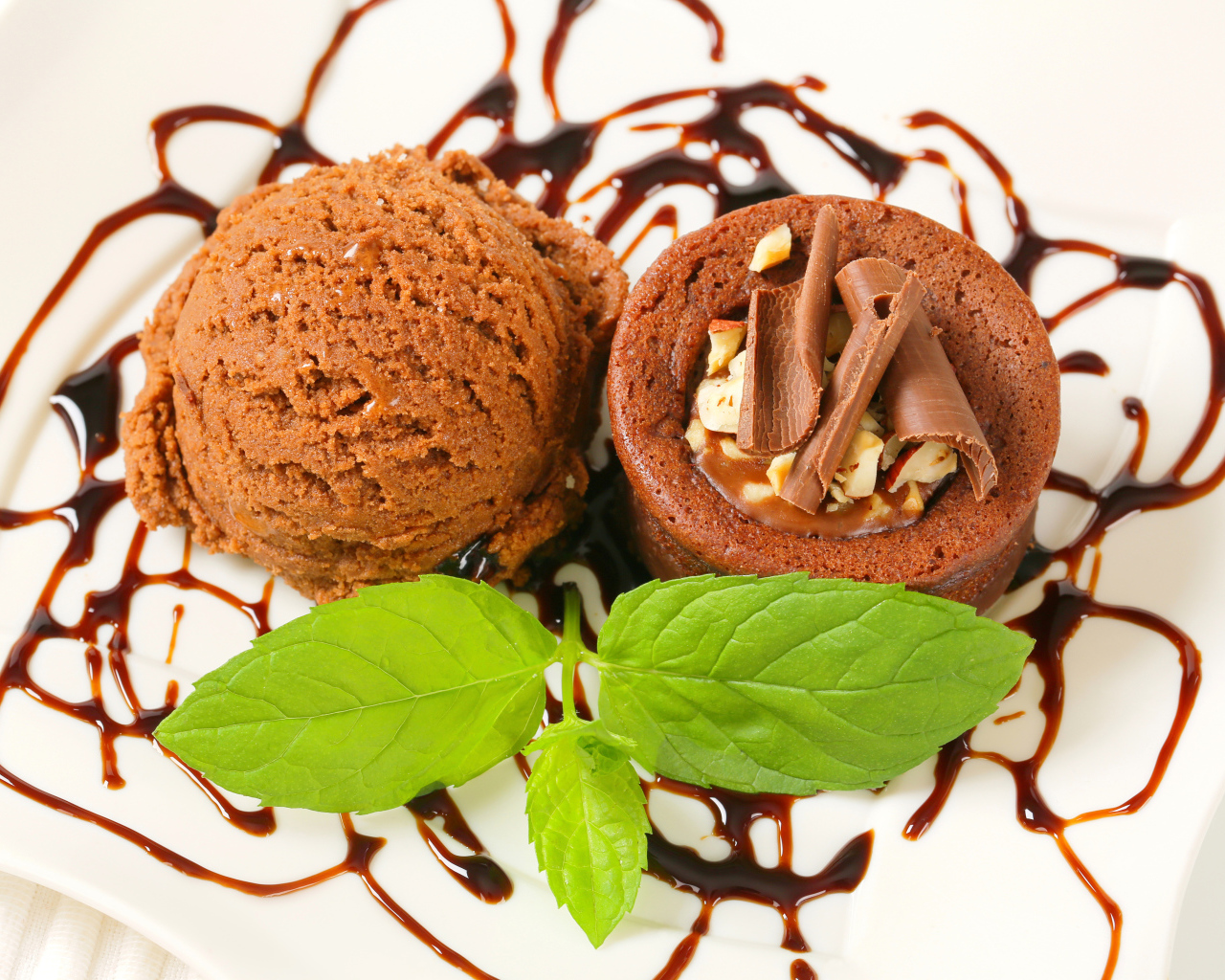 Шоколадное мороженое с кексом на тарелке