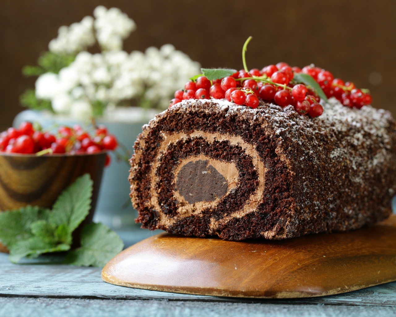 Шоколадный рулет с кремом и красной смородиной