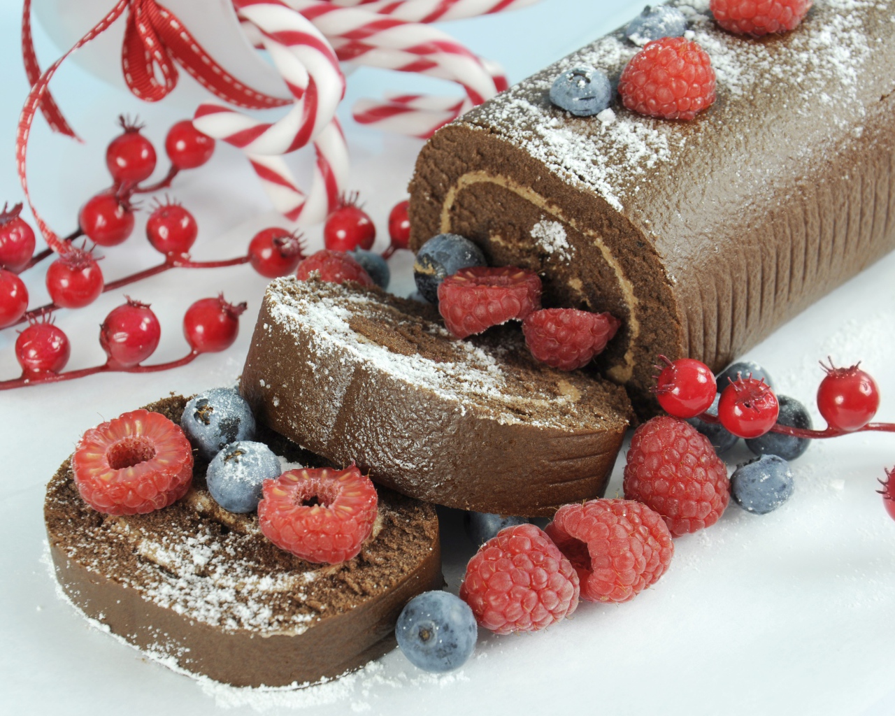 Шоколадный рулет с ягодами малины и черники
