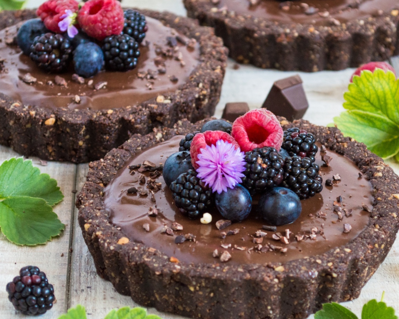 Шоколадное сладкое пирожное с ягодами