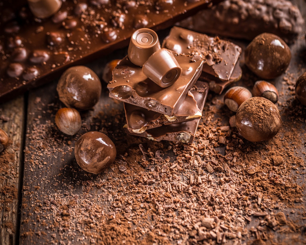 Шоколадные конфеты и плитки молочного шоколада с фундуком 