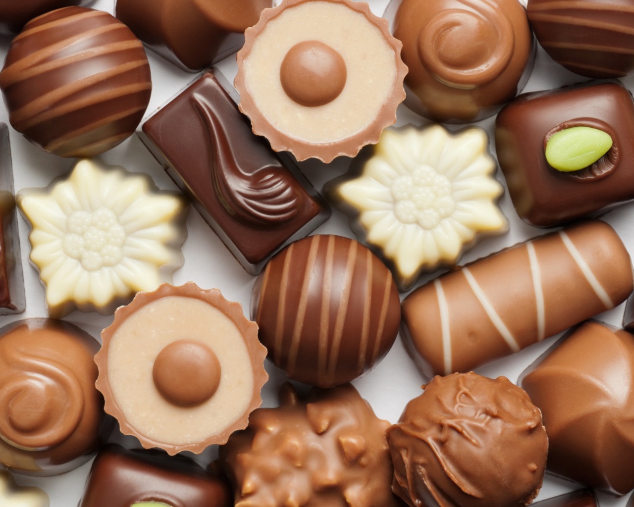 Шоколадные конфеты ассорти крупным планом 