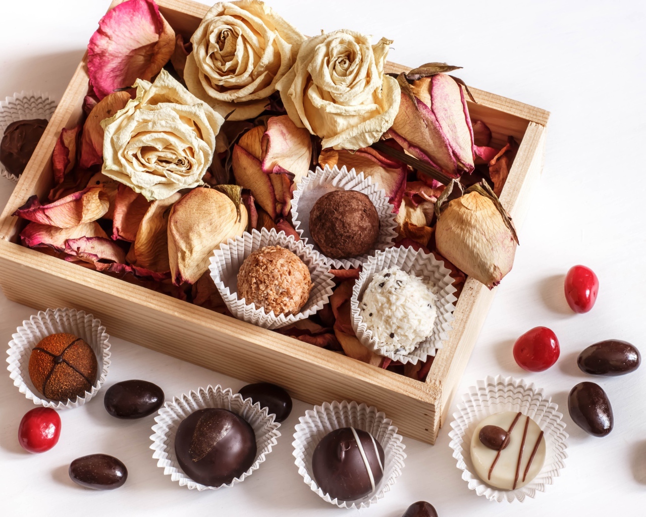 Шоколадные конфеты с сухими розами в коробке 