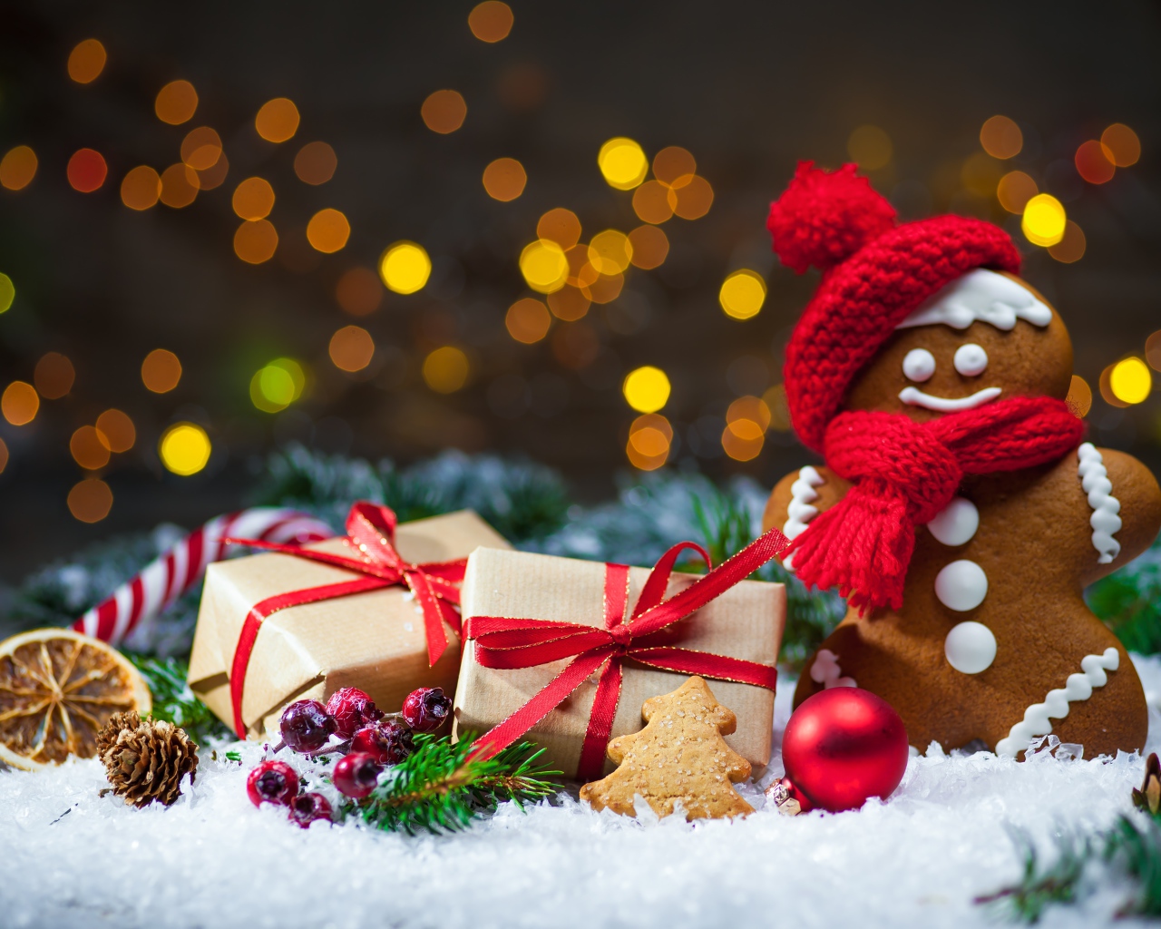 Новогоднее печенье с подарками и украшениями